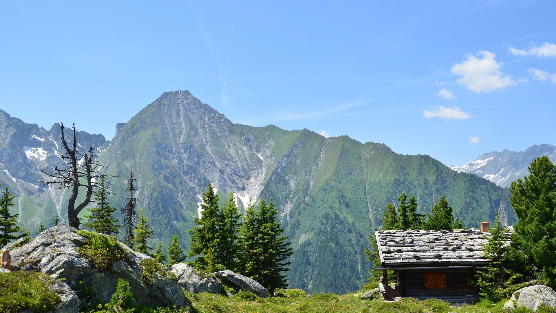 Alpenpanorama mit Berghütte