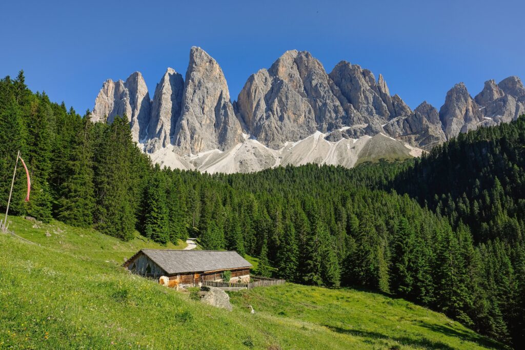 Saisonarbeit-in-sterreich-Leben-und-Arbeiten-zwischen-Alm-Skih-tte-und-Hotel