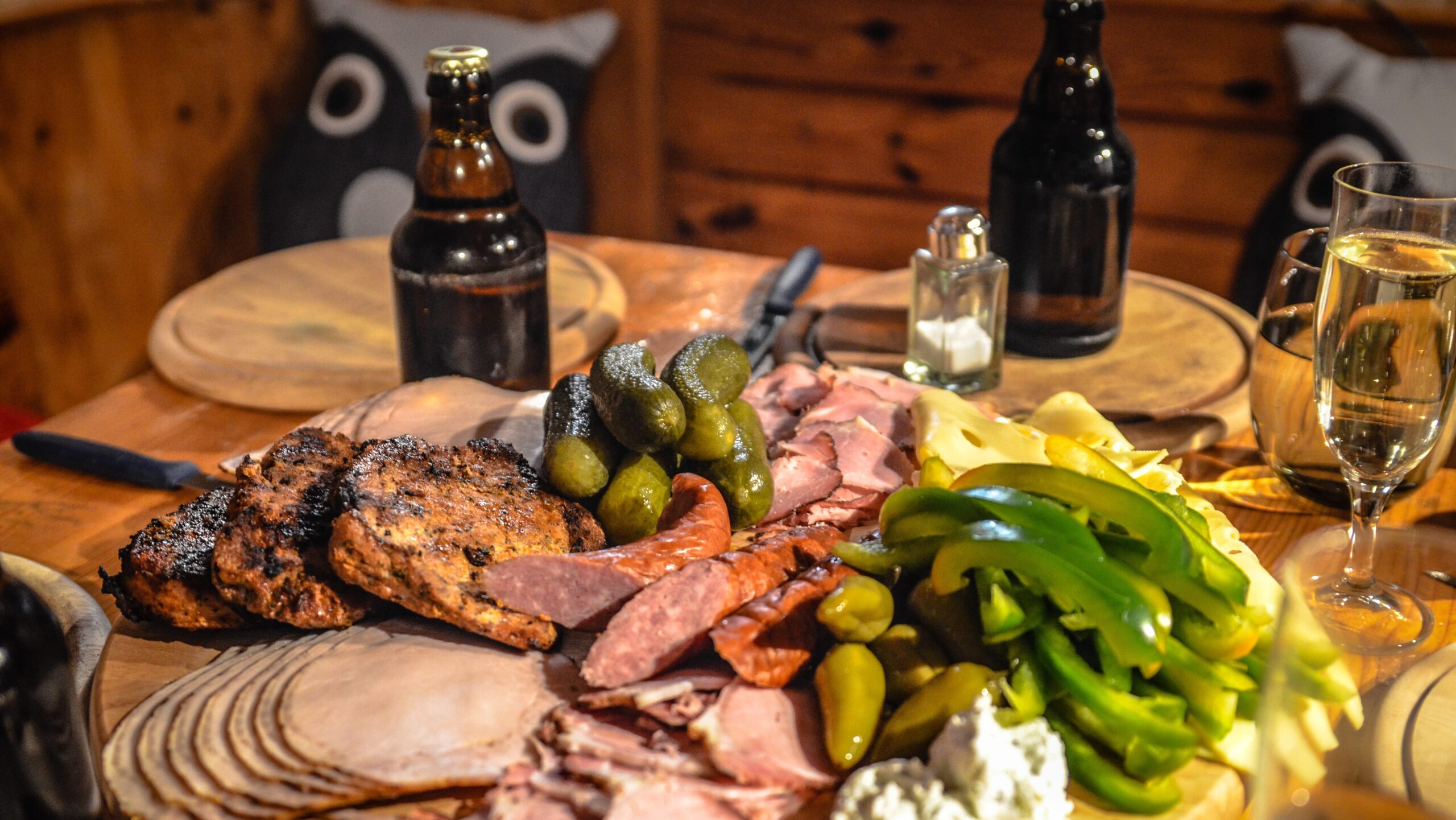 Buschenschanken in Österreich – Tradition, Genuss und regionale Spezialitäten 3 theangryteddy charcuterie 338498 edited 1 scaled