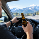 Promillegrenze Österreich: Diese Regeln gelten für Autofahrer 4 Alpenfahrt mit Bierflasche am Steuer, Promillegrenze in Österreich