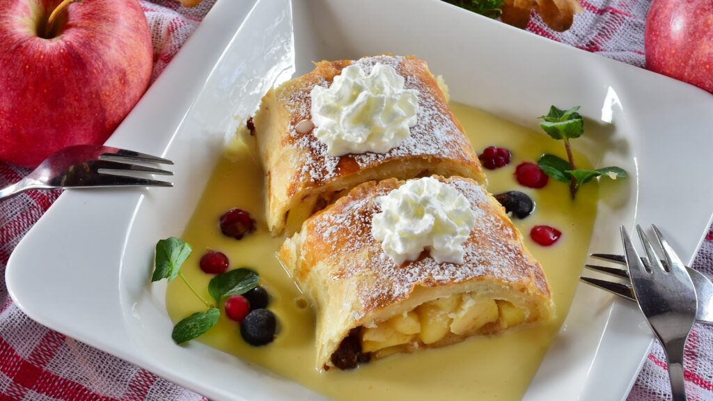 Typische österreichische Wintergerichte: Rezepte und Traditionen 4 österreichische Wintergerichte - der klassische Apfelstrudel